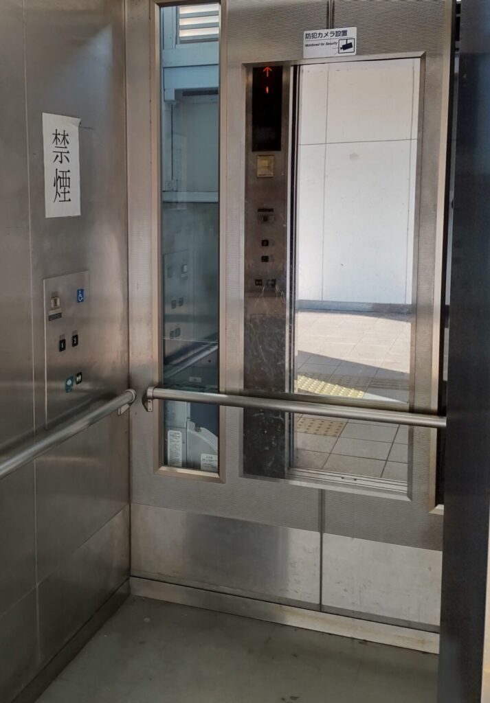写真:ミラー付きエレベーター